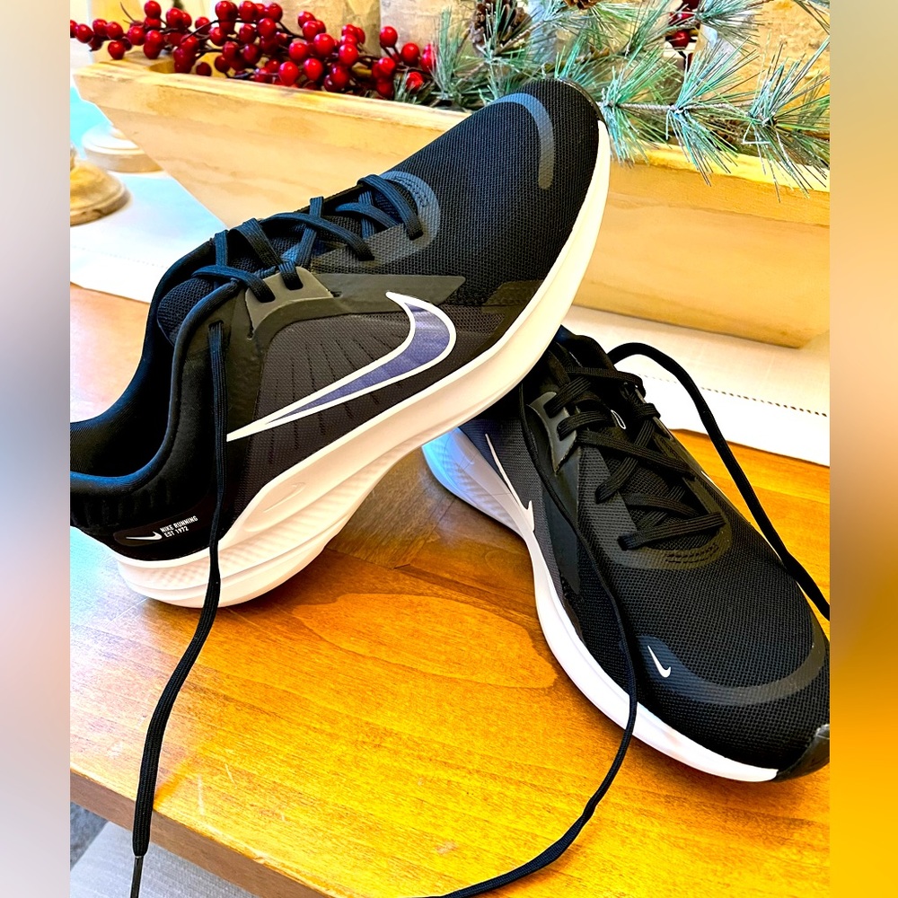 Nike Quest running shoe-new without tags, women’s size 11